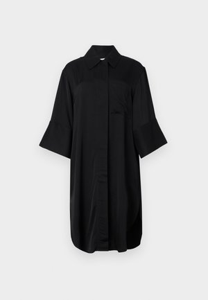 Fekete ingruha, amely galléros nyakkal, rövid harangujjakkal, elülső zsebbel és sima textúrával rendelkezik, egyenes vonalú fazonnal.