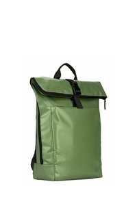 Sac à dos étanche vert avec un design à rabat, accent de fermeture éclair noire, poignée supérieure et bretelles rembourrées pour le confort.