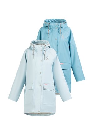 Zwei lange Kapuzenregenmäntel in Hellblau und Türkis mit vorderen Knöpfen, Kordelzügen und großen Fronttaschen vor weißem Hintergrund.