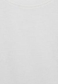 Paprasta balta marškinėliai su apvalia apykakle. Pagaminti iš švelnios medvilnės audinio, pasižyminti lygiu paviršiumi ir tolygiais siūlių kraštais.