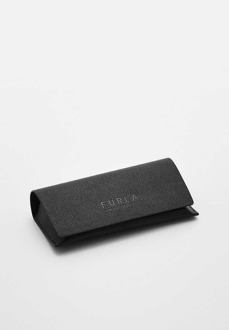 Custodia per occhiali in pelle nera con finitura texturizzata. Caratterizzata da una chiusura a patta e logo in rilievo sul davanti. Forma rettangolare compatta.