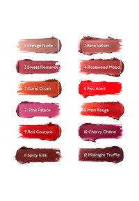 Färgprover av läppfärger i 12 nyanser, inklusive nude, röd och rosa. Texturerna är krämiga med en blank yta, ordnade i rader.