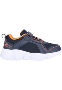 Marineblaues Mesh-Sportschuh mit orangen Akzenten, ausgestattet mit einem gepolsterten Kragen, Schnürsenkeln und einer strukturierten weißen Sohle für Grip und Flexibilität.