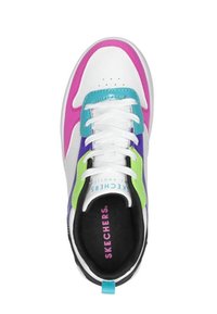 Witte sneaker met een multicultureel ontwerp met turquoise, paars en roze accenten. Inclusief witte veters en een zwarte binnenzool met een roze logo.
