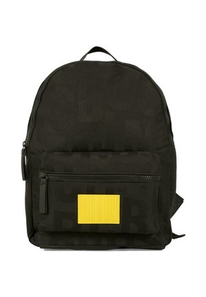Zwarte stoffen rugzak met een afgeronde vorm, voorzien van een gestructureerde gele patch en een voorzak met rits. Subtiel patroon dat in het materiaal is gedrukt.