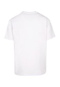 Hvid bomulds t-shirt med rund halsudskæring, korte ærmer og en afslappet pasform. Glat tekstur, ingen synlige mønstre eller hardware.