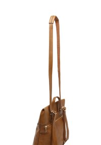 Bolso de hombro de cuero marrón con una correa larga, forma rectangular, bolsillo frontal con cremallera y dos asas. Textura suave.