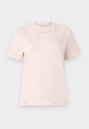 Camiseta de algodón rosa claro con cuello redondo, mangas cortas y un pequeño logo de "Calvin Klein" impreso en un color a juego en el pecho.
