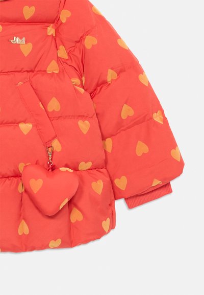 Puffige rote Jacke mit einem Herzmuster in Gelb. Verfügt über eine Reißverschlusstasche und einen abnehmbaren herzförmigen Anhänger, der mit einem goldenen Verschluss befestigt ist.