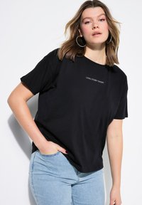 Studio Untold LONG STORY SHORT EMBROIDERED SHORT SLEEVE - Triko s potiskem - black