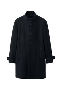 Granatowy płaszcz z mieszanki wełny z wysokim kołnierzem, czterema guzikami z przodu, dwoma bocznymi kieszeniami i regulowanymi mankietami. Klasyczny, prosty krój.
