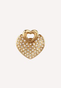 Spilla a forma di cuore in oro con un cuore cavo più piccolo sopra, decorata con strass trasparenti di diverse dimensioni, creando un effetto scintillante.