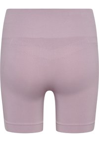 Pantaloni corti lavanda realizzati in tessuto elasticizzato, con una texture liscia, vita alta e sottili accenti a coste orizzontali.