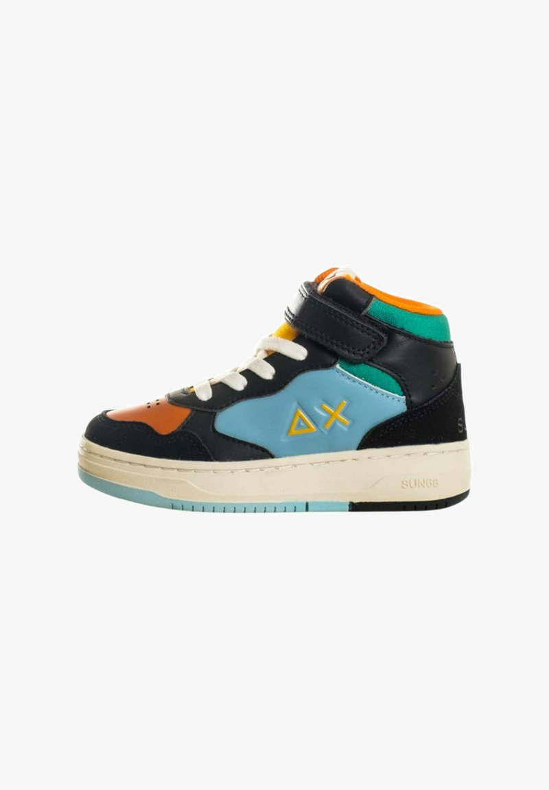 Sneaker alta con tomaia in pelle nera, blu, arancione, verde e gialla, con lacci bianchi e una striscia con chiusura a strappo. Pannelli testurizzati e dettaglio del logo.