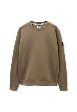 Pulover din bumbac maro cu gât rotund, mâneci raglan și un patch discret cu logo pe mâneca stângă. Textură netedă, croială casual.