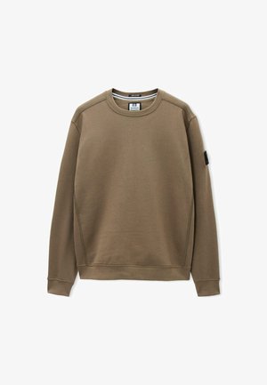 Rjava bombažna pulover s krožnim izrezom, raglan rokavi in diskretno oznako na levem rokavu. Gladka tekstura, sproščen kroj.