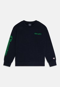 Felpa blu navy realizzata in tessuto morbido, con logo "Champion" ricamato in verde sul davanti e sulla manica. I polsini hanno un'etichetta con il logo.