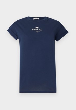 Μπλε σκούρο κοντομάνικο T-shirt με ρεβέρ στα μανίκια, στρογγυλή λαιμόκοψη και λευκό λογότυπο «REPLAY NOT ORDINARY» τυπωμένο στο στήθος.