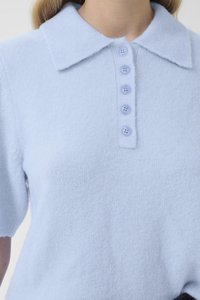 Weiches hellblaues Strickoberteil mit kurzen Ärmeln, breitem Kragen und fünf passenden Knöpfen entlang der vorderen Blende.