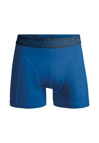 Boxer azul hechos de una tela suave y elástica con una cinturilla azul oscura que presenta el texto "MUCHACHOMALO" en un color contrastante.