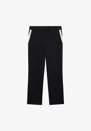 Pantalon noir avec une coupe droite, deux poches latérales avec des accents blancs, et un tissu lisse légèrement texturé.