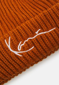 Karl Kani SIGNATURE FISHERMAN BEANIE UNISEX - Berretto - cognac