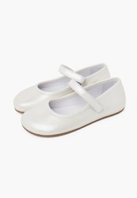 Zapatos de ballet de cuero metálico blanco, con punta redondeada, suela plana y una correa en el empeine. Textura suave, diseño minimalista.