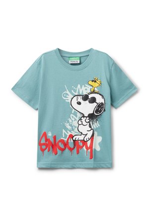 Hellblaues T-Shirt mit einer Grafik von Snoopy in Sonnenbrille und Woodstock, der auf seinem Kopf steht, sowie rotem "Snoopy"-Text darunter.