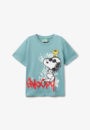 Světle modré tričko s grafikou Snoopyho s brýlemi a Woodstocem stojícím mu na hlavě, s červeným textem "Snoopy" níže.