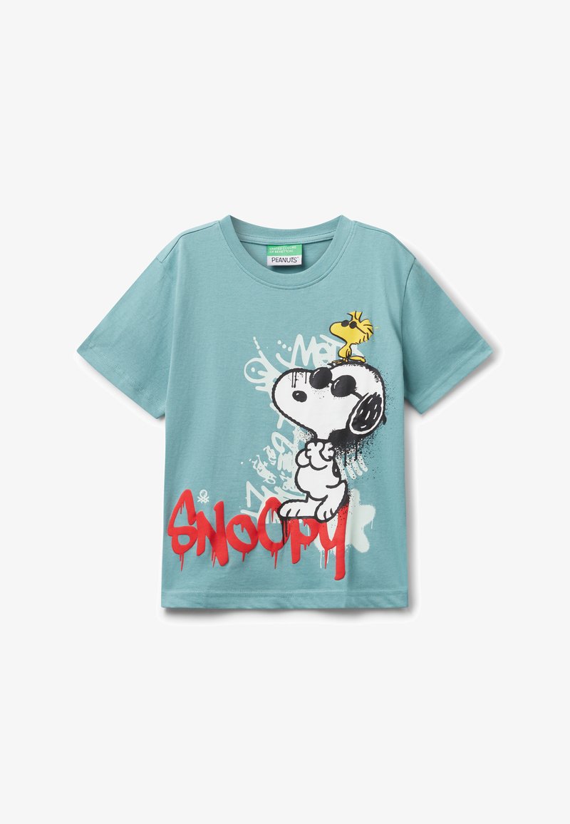 Jasnoniebieska koszulka z grafiką Snoopy'ego w okularach przeciwsłonecznych, a Woodstock stoi mu na głowie, z czerwonym napisem "Snoopy" poniżej.