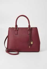 Bordoopunane käekott tekstureeritud sünteetilisest materjalist, millel on kuldse tooniga tarvikud, topelt sangad ja eemaldatav õlarihm.