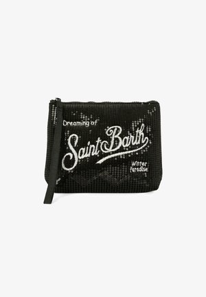 Pochette nera con paillettes che presenta le scritte "Sognando Saint Barth" e "Paradiso Invernale" ricamate in bianco. Chiusura con zip e polsino in tessuto.