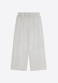 Pantaloni grigio chiaro a gamba larga con vita elastica e cucitura verticale visibile che corre lungo ogni gamba.