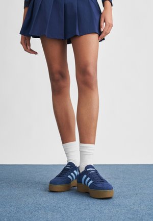 adidas Originals HANDBALL SPEZIAL BOLD W - Tenisky - night indigo/clear sky/gum