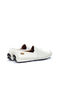 Weiße Leder-Slipper mit gesticktem Design, brauner Innenausstattung und schwarzen Gummisohlen, die ein Logoetikett an der Seite aufweisen.