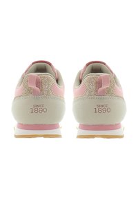 Rosa och beige träningsskor med en texturerad glittraffektion, med prägling "Sedan 1890" på hälen och en gummisula.