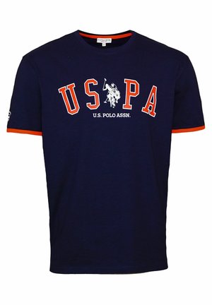 T-shirt bleu marine de la marque U.S. Polo Assn. avec des finitions orange aux manches et au col, arborant de grandes lettres USPA et le logo du joueur de polo à l'avant.