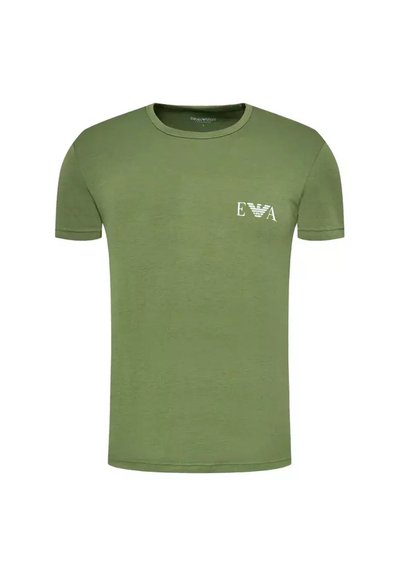 Vihreä oliivinvärinen lyhythihainen t-paita, joka on valmistettu pehmeästä kankaasta ja jossa on pieni valkoinen logo vasemmassa rinnan kohdalla. Klassinen pyöreä pääntie.