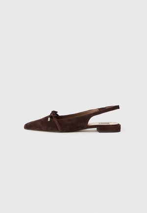 Chaussures slingback en suède marron avec un bout pointu, dotées d'un nœud décoratif et d'un petit talon carré. Doublure intérieure lisse et quincaillerie minimale.