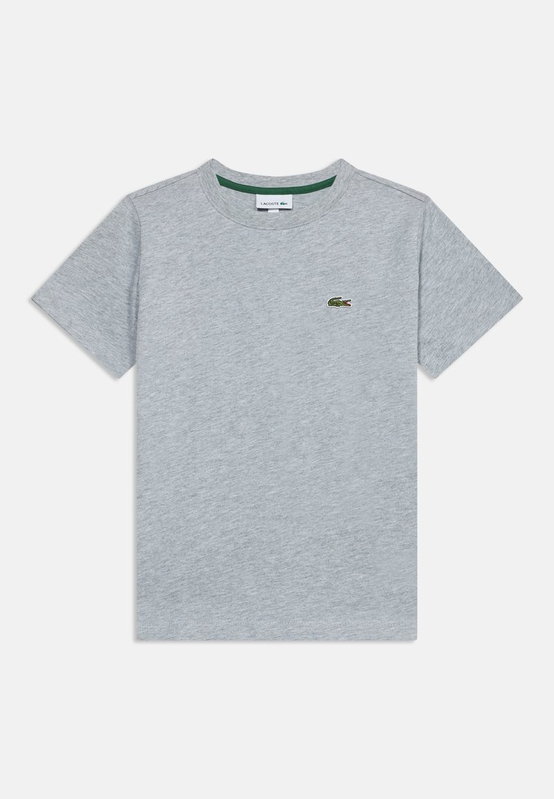 Ανοιχτό γκρι βαμβακερό T-shirt με κοντό μανίκι, στρογγυλή λαιμόκοψη και μικρό κεντητό πράσινο λογότυπο κροκοδείλου στο αριστερό στήθος.