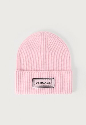 Lyserød strikket hue med ribbet tekstur og opbukket kant. Har et sort broderet mærke med "VERSACE" foran.