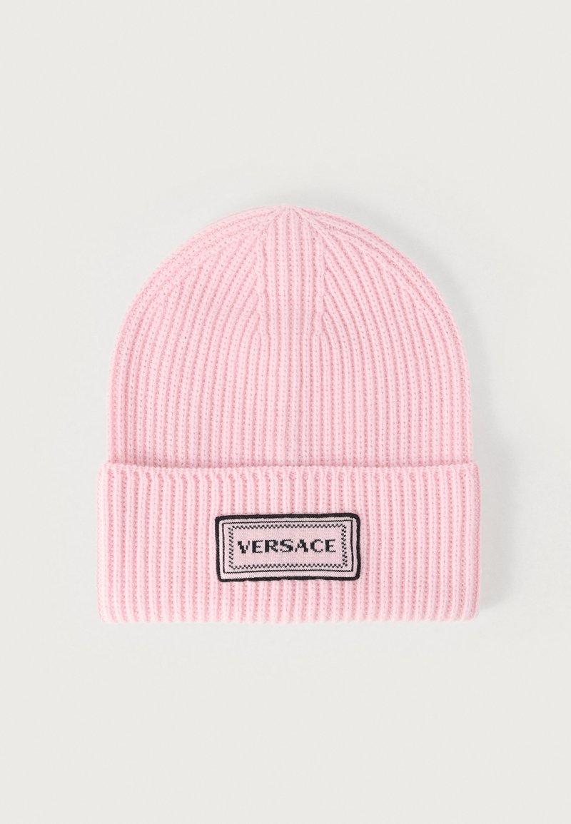 Ροζ πλεκτός σκούφος με ριμπ υφή και διπλωμένο μανσέτα. Διαθέτει μαύρη κεντημένη ετικέτα με τη λέξη "VERSACE" στο μπροστινό μέρος.