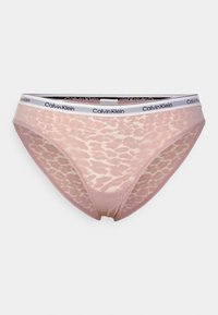 Roza čipkasta bikini donje rublje s bijelim elastičnim pojasom na kojem je brend Calvin Klein. Uzorak texturirane tkanine kroz cijeli materijal.