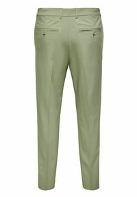 Pantalones verde claro con un corte ajustado. Presentan dos bolsillos traseros con cierres de botón y una tela suave y texturizada.