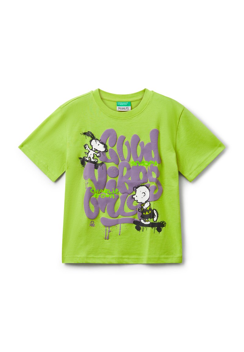 Helles grünes Baumwoll-T-Shirt mit grafischem Druck von Snoopy und Charlie Brown, lila Text, kurzen Ärmeln und Rundhalsausschnitt.
