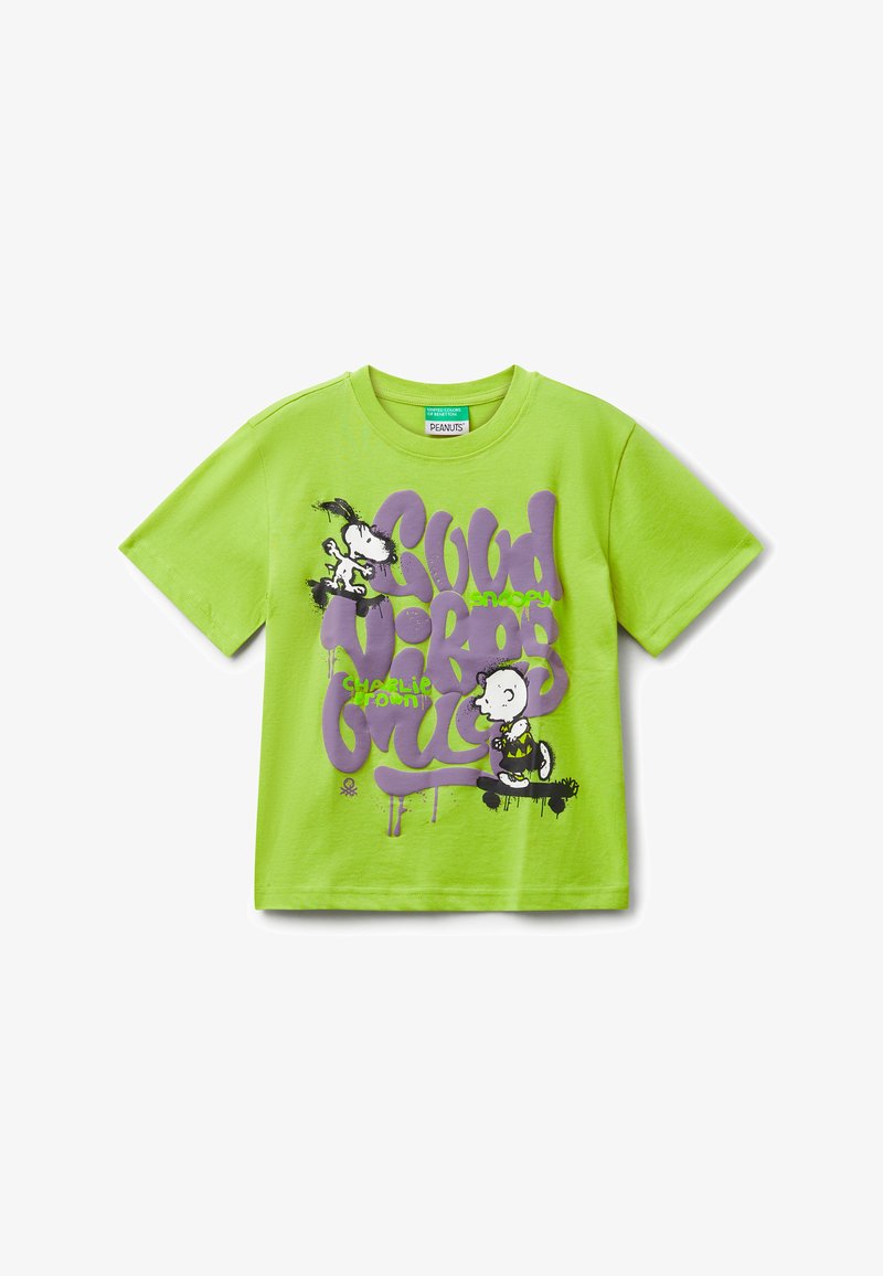 Helles grünes Baumwoll-T-Shirt mit grafischem Druck von Snoopy und Charlie Brown, lila Text, kurzen Ärmeln und Rundhalsausschnitt.