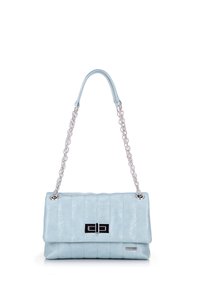 Borsa a mano in pelle azzurra chiara con texture trapuntata, tracolla in catena argentata e dettaglio in metallo nero sul davanti. Forma rettangolare compatta.