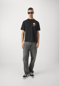 Levi's® VINTAGE FIT GRAPHIC - Apdrukāts T-krekls - caviar