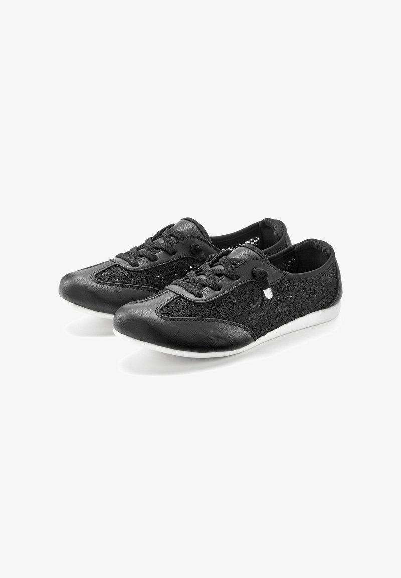 Schwarze Schuhe mit einer Schnürsenkel-Oberfläche, einer glatten Lederkappe und einer weißen Gummisohle. Verfügt über eine runde Spitze und einen traditionellen Schnürverschluss.
