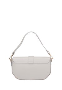 Borsa in pelle grigia chiara con design piatto, chiusura a patta superiore e una sola tracolla removibile. Accenti in metallo color oro.